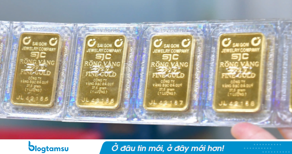 Giá vàng trong nước giảm mạnh, thế giới bất ngờ tăng sát 4.300 USD/ounce