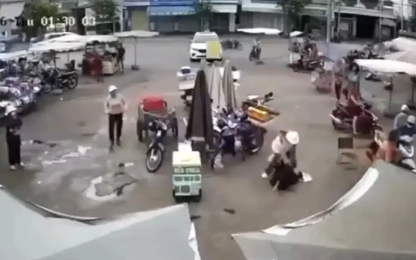 Khoảnh khắc người phụ nữ bị đâm trọng thương khi đi chợ được camera ghi lại