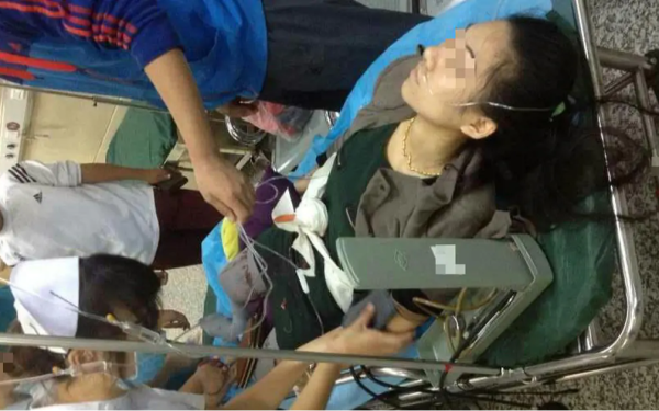 6 tháng cô gái 24 tuổi liên tục sụt gần 23kg: Bác sĩ tìm thấy 1 "thứ đáng sợ" bên trong cổ