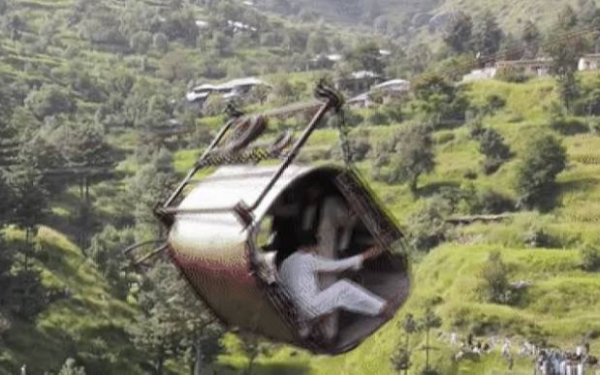 Cáp treo trái phép rơi từ độ cao 121m, 14 người thương vong