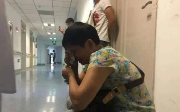 Sản phụ khó sinh, mẹ con nguy kịch: Mẹ chồng lao vào phòng sinh gây náo loạn, bất ngờ nhất là hành động của người chồng