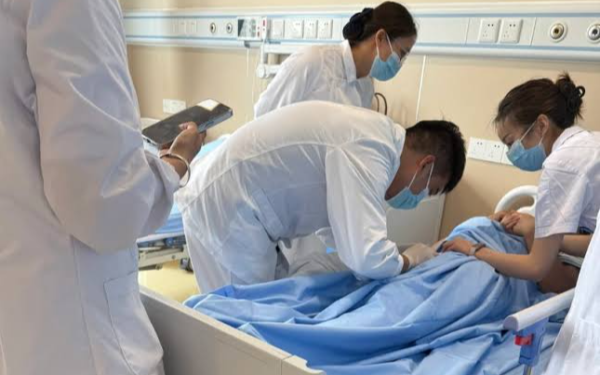 Người đàn ông 52 tuổi uống trà hoa cúc mỗi ngày để thải độc gan, 6 tháng sau tái khám bác sĩ hốt hoảng: 