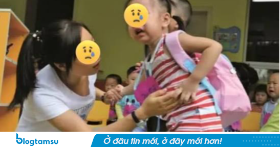 Bé mầm non tan học suốt 3 ngày không thấy bố mẹ đến đón, mở cặp sách của em ra xem, các cô giáo đều bật khóc