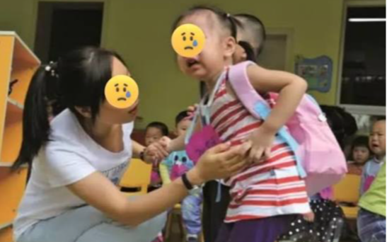 Bé mầm non tan học suốt 3 ngày không thấy bố mẹ đến đón, mở cặp sách của em ra xem, các cô giáo đều bật khóc