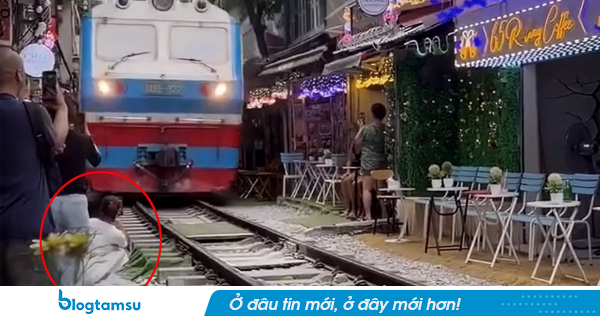 Hà Nội: Cơ quan chức năng vào cuộc xác minh video cô gái bị tàu hỏa hất văng điện thoại ở 'phố cà phê đường tàu'