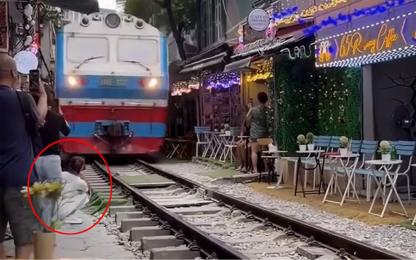 Hà Nội: Cơ quan chức năng vào cuộc xác minh video cô gái bị tàu hỏa hất văng điện thoại ở 