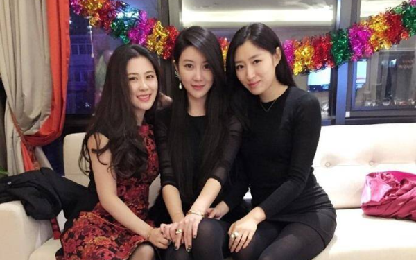 Bức ảnh 3 mẹ con khiến 10 nghìn cư dân mạng đoán sai, không tìm ra ai là mẹ