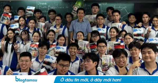 ĐỈNH: Một lớp có 46/47 học sinh trúng tuyển trường y top đầu, 2 em đạt 30 điểm tuyệt đối