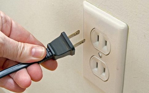Những gia đình thường xuyên không rút điện tivi cần biết những lưu ý sau
