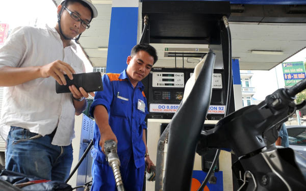 Giá xăng dầu quay đầu đi xuống, xăng E10 giảm đáng chú ý
