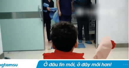 Xúc động khoảnh khắc cậu bé cầm đóa hoa đứng trước phòng mổ chờ mẹ, cửa vừa mở liền nói 1 câu khiến bác sĩ nghẹn ngào