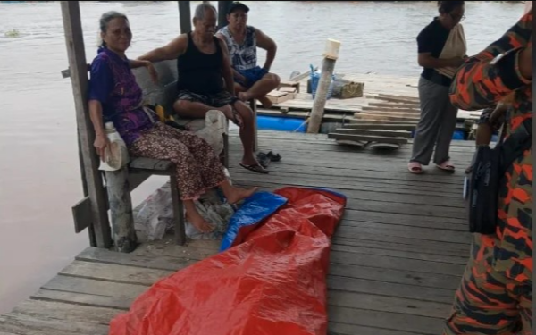 Đang bắt ốc cùng con gái, người phụ nữ 78 tuổi bị cá sấu dài gần 4 mét kéo khỏi thuyền