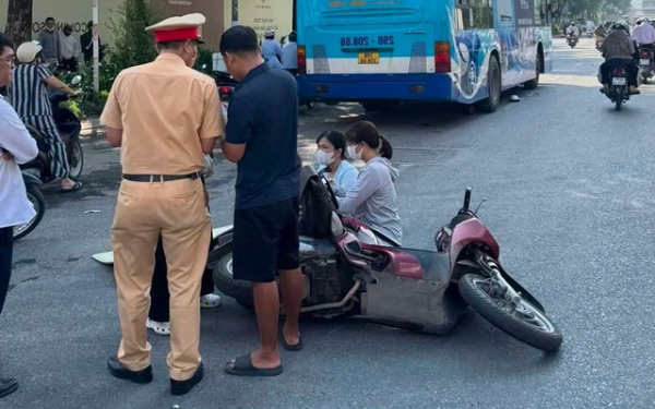 Hiện trường thương tâm vụ tai nạn giữa xe buýt và xe máy ở Hà Nội, một cháu bé tử vong tại chỗ