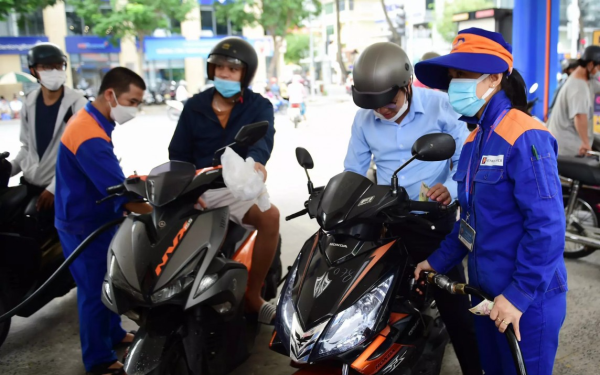 Giá xăng dầu hôm nay 17/8: Trong nước giảm