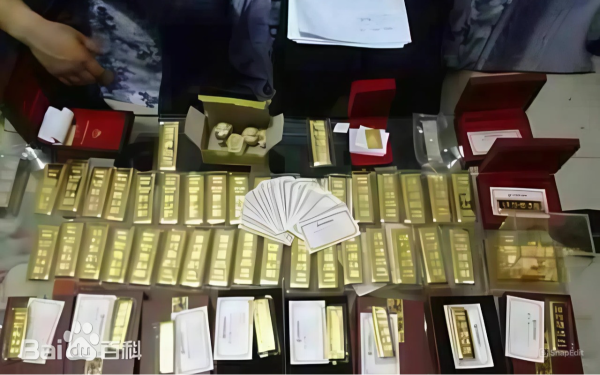 Khám nhà, tịch thu 47 cuốn sổ đỏ, 37,6kg vàng, 446,9 tỷ đồng, tại nhà riêng của cựu Tổng Giám đốc Công ty cấp nước SN 1967 Trung Quốc