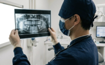 Cấy cùng lúc 11 trụ implant, người phụ nữ ngoài 70 tuổi không qua khỏi: Gia đình bàng hoàng khi xem camera phòng khám