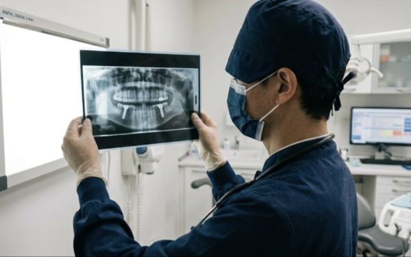 Cấy cùng lúc 11 trụ implant, người phụ nữ ngoài 70 tuổi không qua khỏi: Gia đình bàng hoàng khi xem camera phòng khám