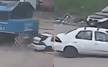 Ô tô chết máy mắc kẹt trên đường ray bị đoàn tàu đâm trúng