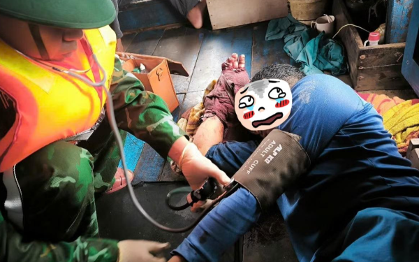 Kịp thời cứu sống người đàn ông gặp nạn trên biển