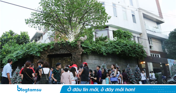 Biệt thự nhà Đàm Vĩnh Hưng có gì mà khiến nhiều người quây kín, bàn tán xôn xao