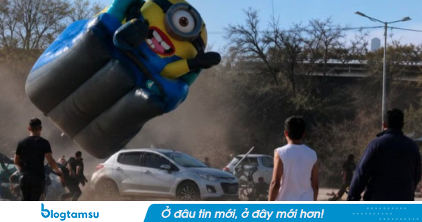 Nhà phao cao 3m bị gió “bốc” khỏi mặt đất, hàng loạt trẻ nhỏ văng ra ngoài: Cảnh tượng khiến ai cũng hoảng loạn