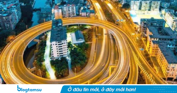 Chủ căn hộ 30m² không chịu di dời khiến chủ đầu tư phải tốn thêm 364 tỷ đồng xây cầu vượt 360 độ bao quanh: “Tôi muốn tiền phá dỡ ngang giá cây cầu!”.
