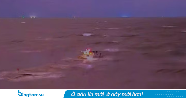Chìm sà lan chở 1.700 tấn sắt, 4 thuyền viên rơi xuống biển