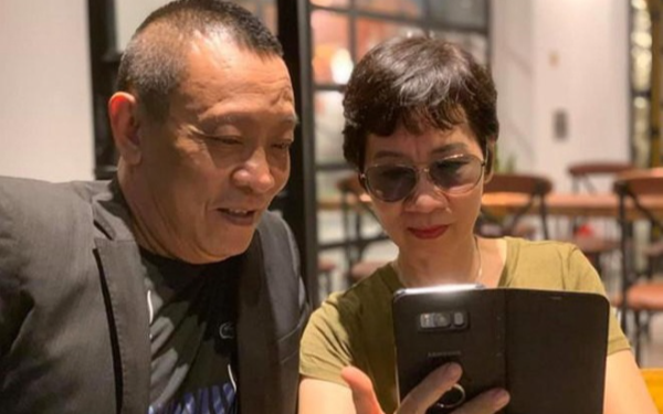 MC Lại Văn Sâm nổi tiếng khắp VN nhưng rất ít khi khoe vợ, hóa ra bà xã sở hữu gia thế cực khủng, chồng năn nỉ mới đi công tác cùng