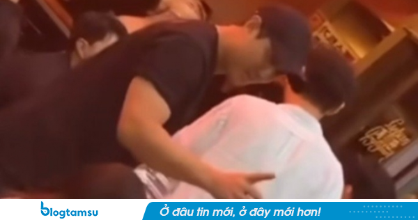 Cặp đôi cựu cầu thủ quốc gia và nữ ca sĩ ly hôn: Viral hình ảnh đàng trai bên người mới