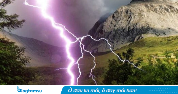 Đi leo núi, 2 người bị sét đánh: Một nạn nhân hôn mê sâu