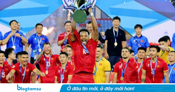 Thưởng nóng tiền đạo Nguyễn Xuân Son
