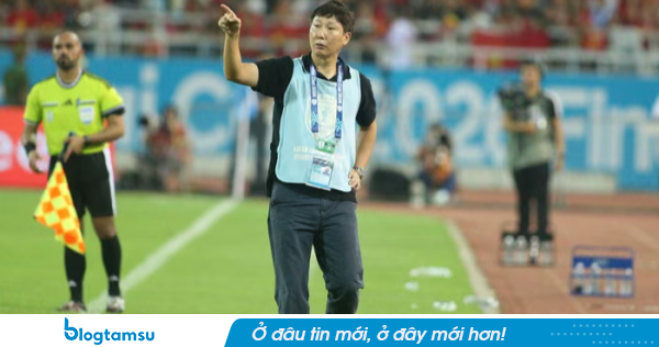 Lý do HLV Kim Sang-sik phải đè chiếc áo bib xanh lên 'áo vía' đen trong trận chung kết