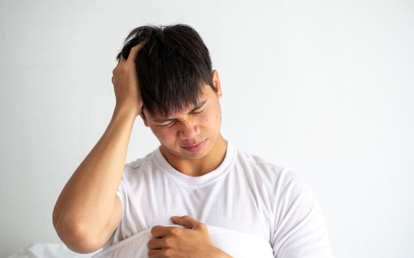Cảm thấy buồn ngủ sau bữa ăn, người đàn ông bất ngờ ngã quỵ chỉ sau vài phút, bác sĩ cảnh báo: Khỏe đến mấy cũng đừng bỏ qua cơn đau đầu kiểu này