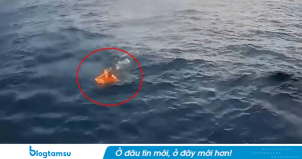 Phi thường: Tìm thấy người đàn ông sống sót sau khi mất tích trên biển nhờ bám vào nắp thùng đá