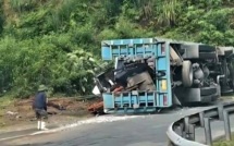 Ôtô chở máy xúc lật, đè vợ chồng tử vong