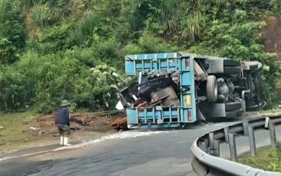 Ôtô chở máy xúc lật, đè vợ chồng tử vong
