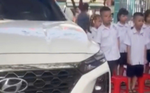 Làm rõ việc ô tô đỗ chình ình giữa khu vực họ sinh chào cờ khiến dư luận xôn xao