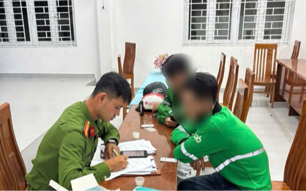 Đúng 22h, lực lượng công an kiểm tra hàng loạt tài xế công nghệ trên địa bàn và cái kết