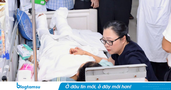Thứ trưởng Bộ GD-ĐT thăm hỏi cô giáo mầm non cứu học sinh bị xe tải cán