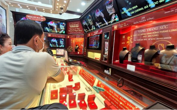 Giá vàng hôm nay bất ngờ bật tăng trở lại, người dân đổi cách mua khi giá neo cao