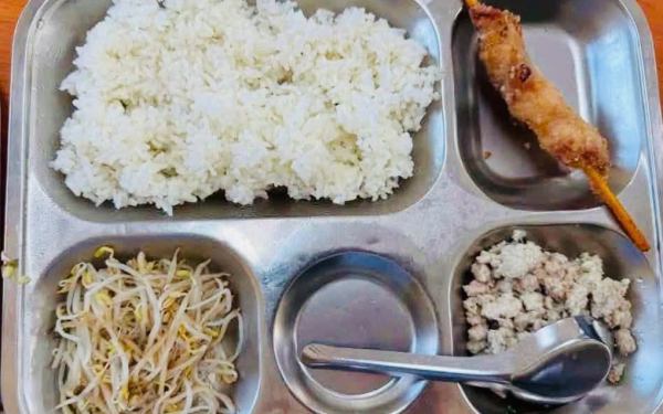 Dồn dập phản ứng về suất ăn bán trú ở Hà Nội