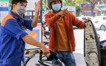 Giá xăng lúc này: Đổ nhanh còn kịp