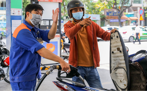 Giá xăng lúc này: Đổ nhanh còn kịp