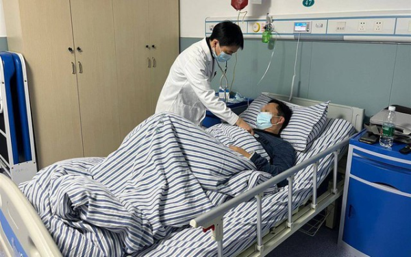 Được chẩn đoán chỉ còn vài tháng để sống, người đàn ông UT thực quản bỏ 2 thứ khỏi chế độ ăn: Kết quả chụp chiếu gây bất ngờ