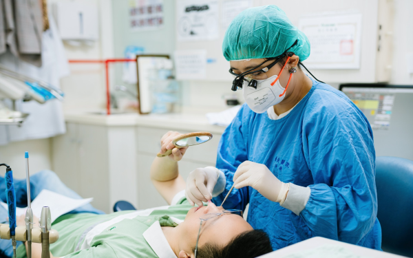 Người đàn ông tử vong sau khi  nhổ 12 răng và cấy 6 implant