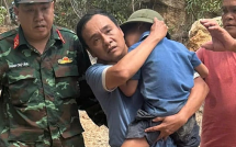 Tìm thấy bé trai trên núi sau hơn 17 tiếng đi lạc