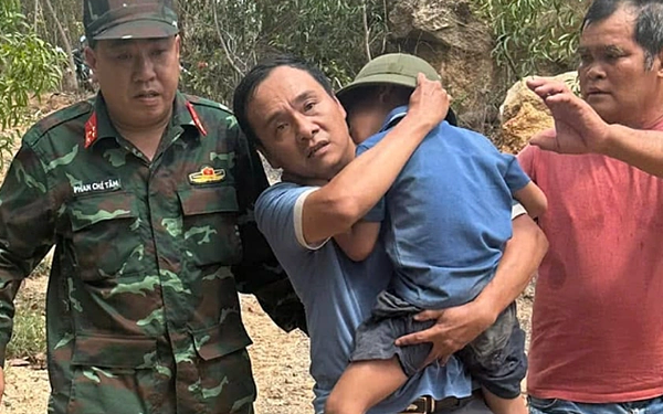 Tìm thấy bé trai trên núi sau hơn 17 tiếng đi lạc