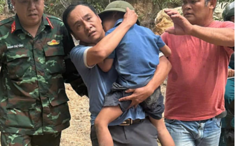 Chú chó canh chừng bé trai đi lạc trên núi suốt đêm