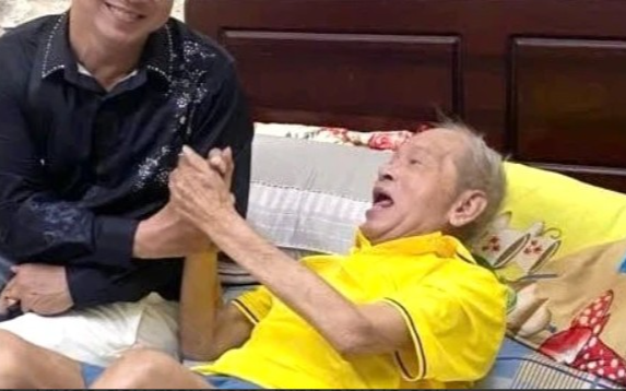 NS Trần Hữu Châu qua đời, cả showbiz vô cùng tiếc thương
