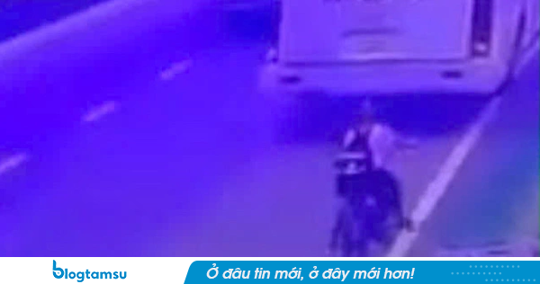 Xe đưa đón học sinh lùi cán tử vong bé 11 tuổi